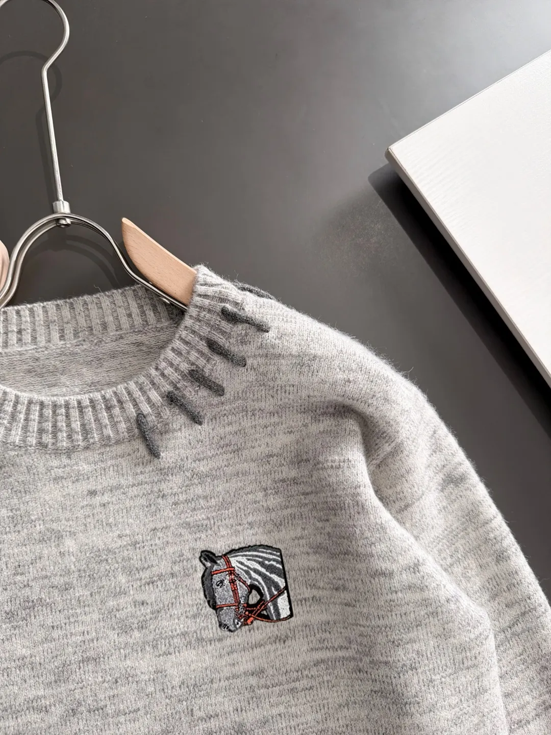 Next day shipment P195 Hermès High Quality 2026 Autumn and Winter latest sweaters from the official website, on sale at the counter at the same time Hot Sale! Specially made of wool blended fabric. It feels comfortable and can be directly in contact with the skin. The logo badge is exquisitely embroidered, which is extremely eye-catching! The details highlight the fashionable charm of big brands. Exquisite workmanship. Three-dimensional cutting style. The wearing effect is invincible and handsome! All three standards are complete! Sizes:M-3XL